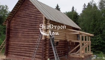 Красивый дом из бревна с покраской