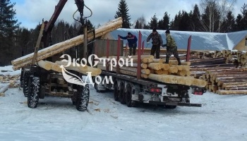 Погрузка бревен сруба из бревна
