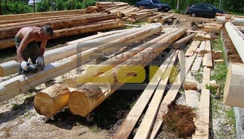 Острожка бревен для строительства дома