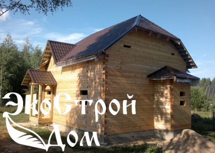 Брусовик со скосами на двухскатной крыше