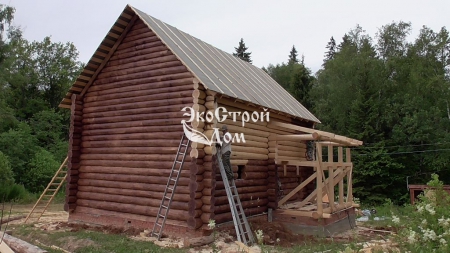 Красивый дом из бревна с покраской