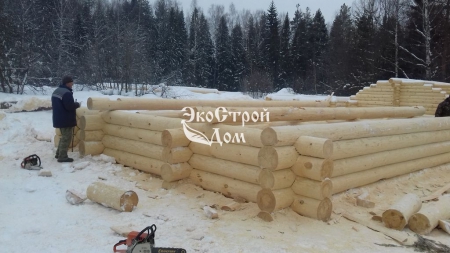 Процесс рубки деревянного сруба